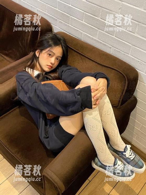 1970s蜜桃色 最新黑料在1970s蜜桃色被无情放大,从此不再那么甜美的桃子了...