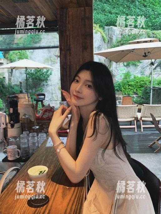 cgw 下载cgw前,我以为是不值一提的吃瓜app,结果被美食诱惑到了,还顺便吃了大瓜!
